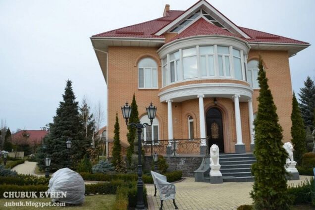 Маєток Захарченко зняла велика родина, а будинок Пшонки охороняє міліція