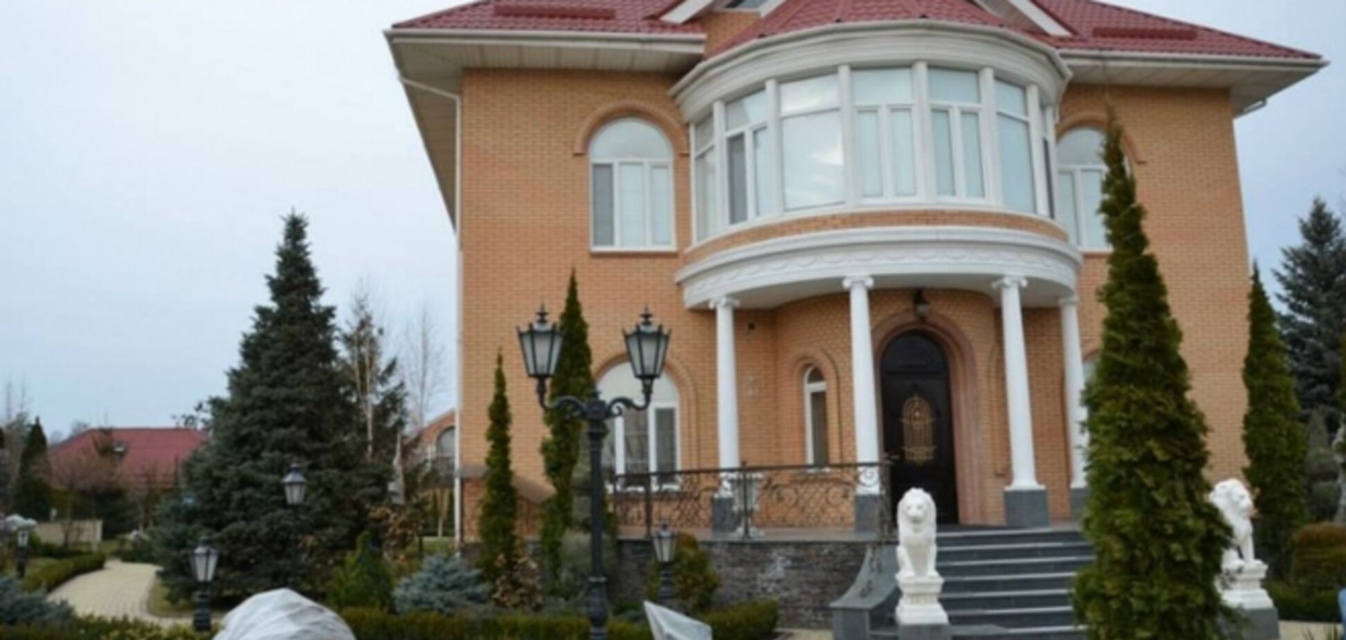 Поместье Захарченко сняла большая семья, а дом Пшонки охраняет милиция