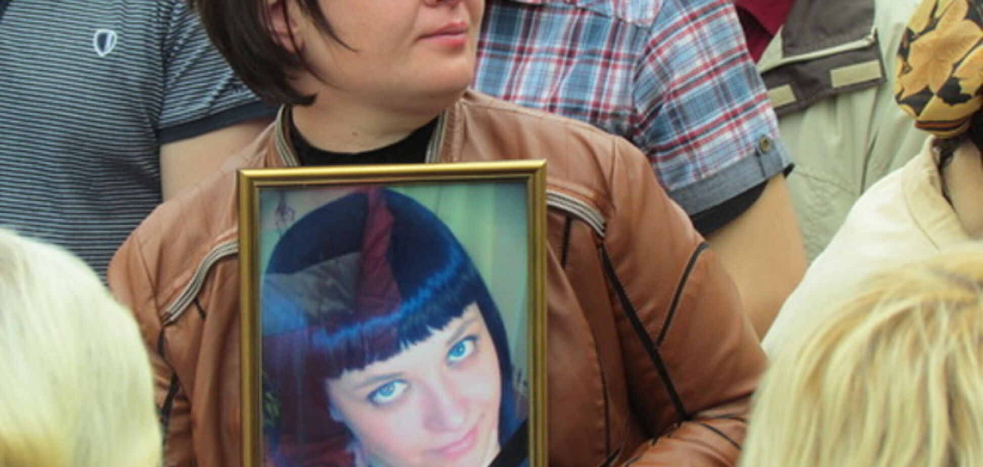 На похоронах девушки, погибшей во время АТО, сожгли флаг Украины