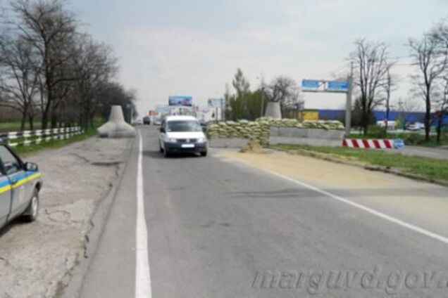 В Мариуполе силовики усиливают блокпост на выезде из города