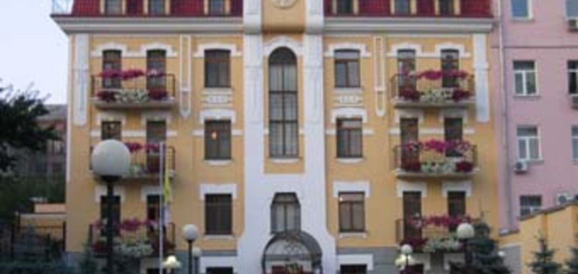 Территорию возле посольства Ватикана в Киеве оцепили из-за подозрительной коробки с книгами