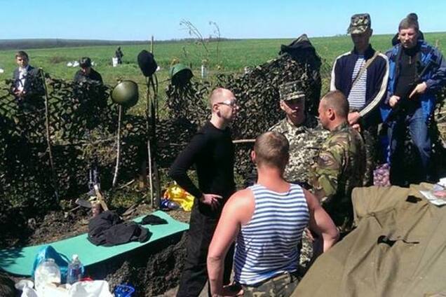 Яценюк передал четыре БТР украинским военным в Славянске и пообещал еще 38