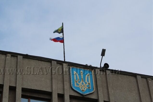 У Слов'янську терористи пригрозили підірвати всі будівлі з Гербом України