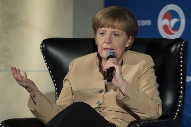 Меркель вважає проведення військових парадів у Криму сумним фактом