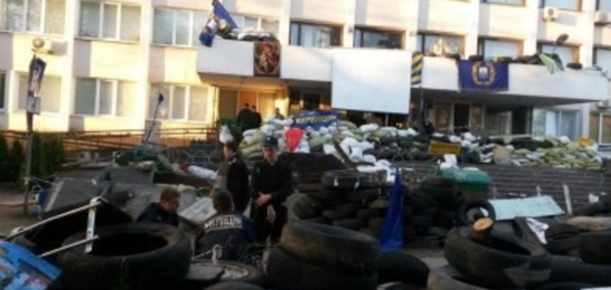 Посібники терористів спробували увійти до будівлі Маріупольської міськради і отруїлися газом