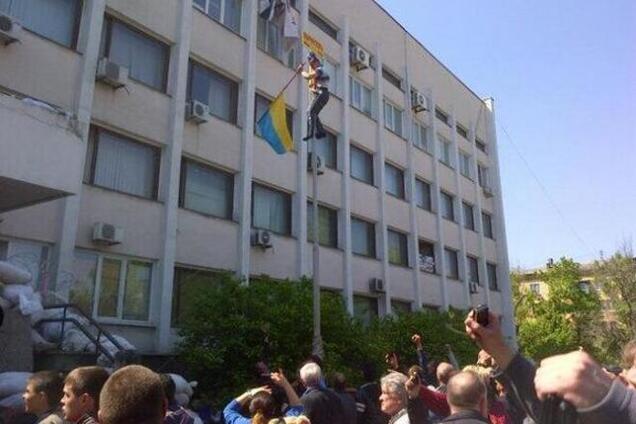 Над міськрадою Маріуполя знову повісили прапор ДНР