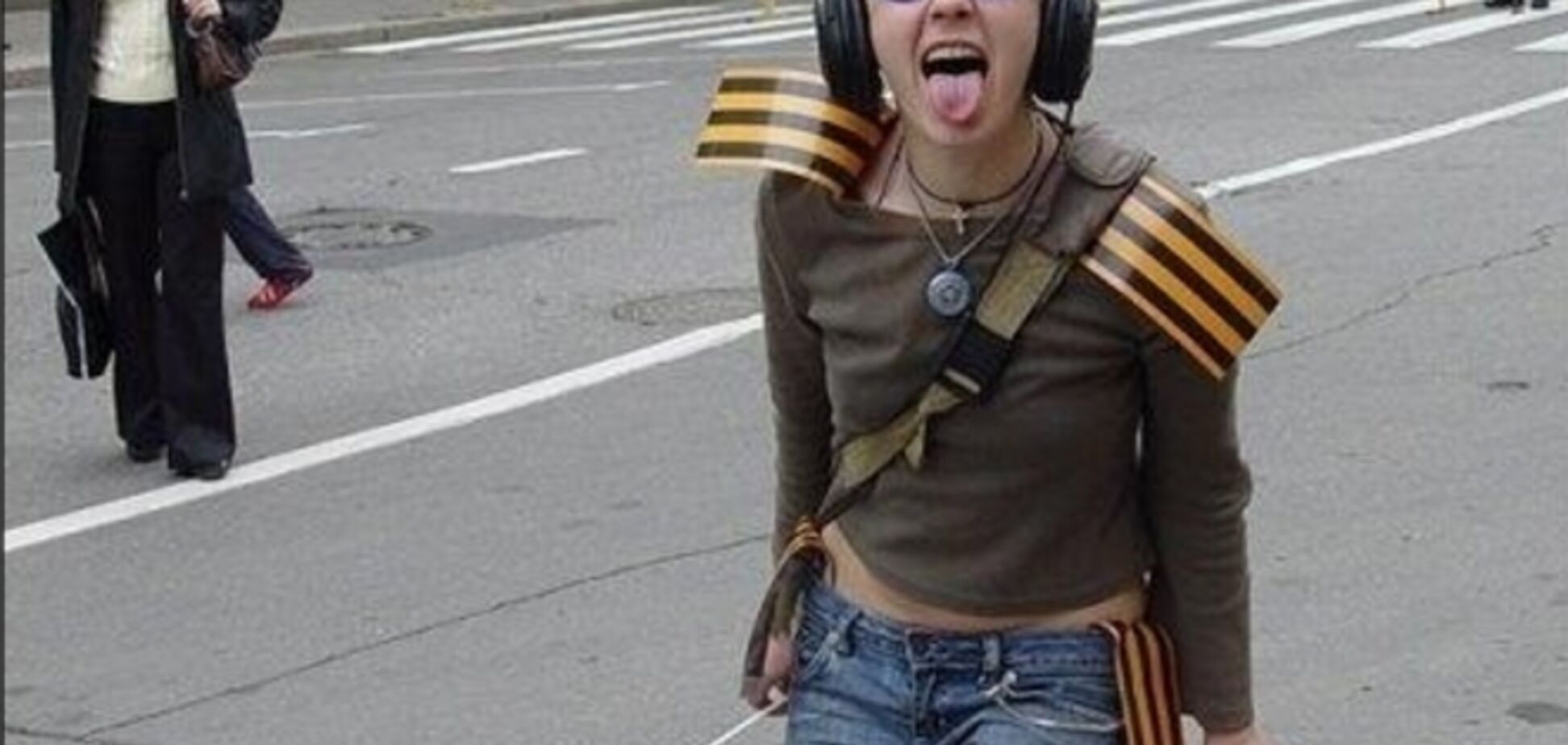 Власовские символы вместо красного знамени