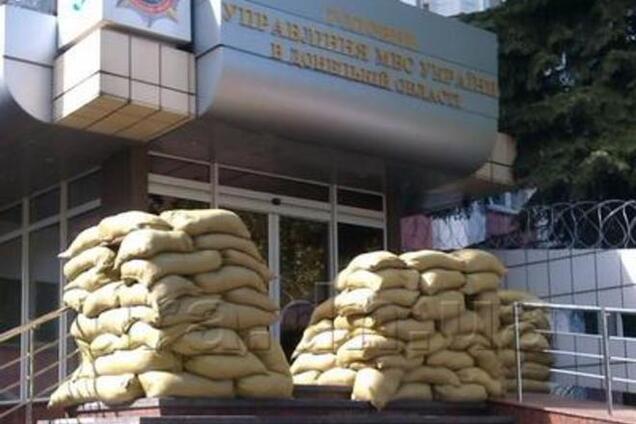 Здание Донецкого облуправления МВД забаррикадировали. Фотофакт