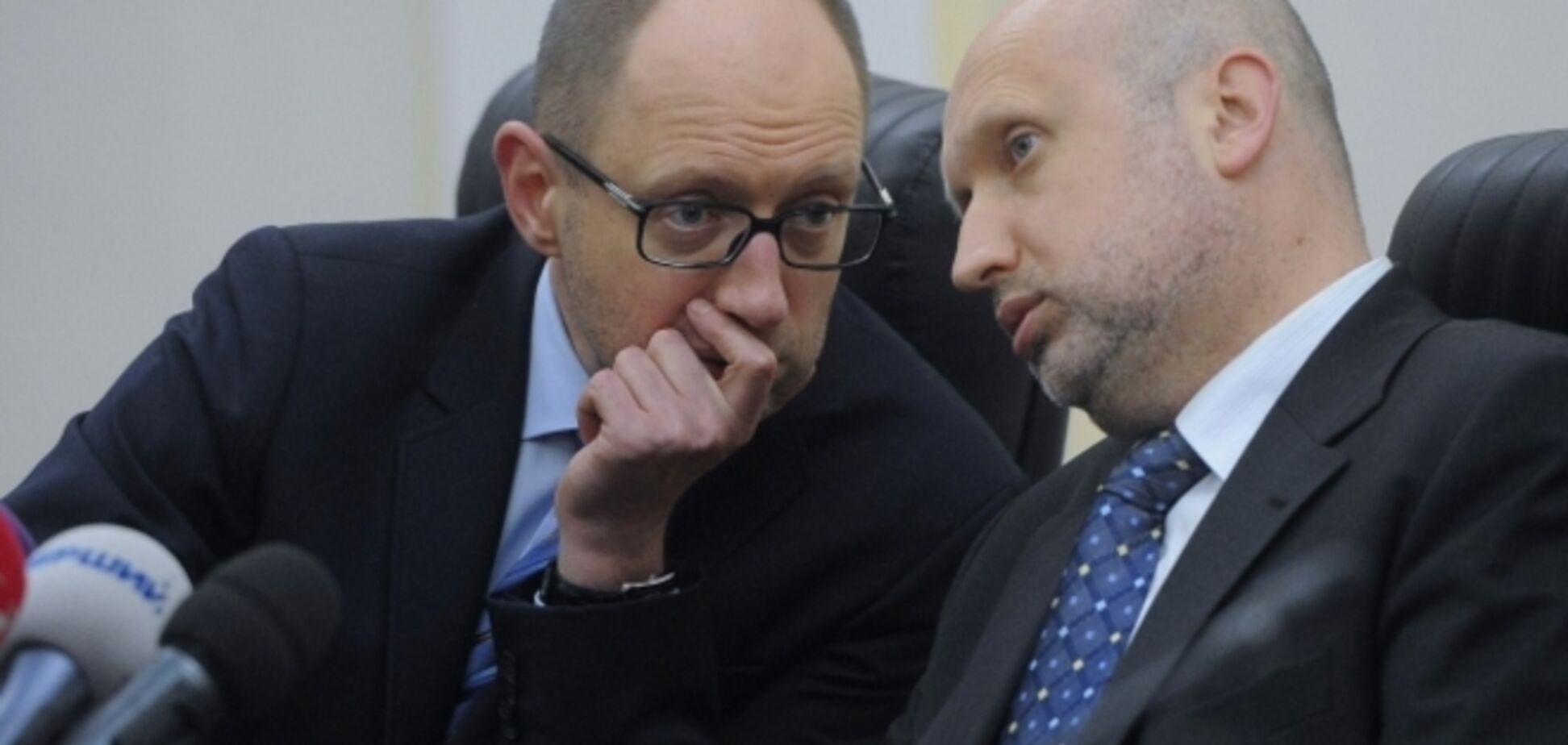 Яценюк и Турчинов инициируют проведение общеукраинских круглых столов национального единства