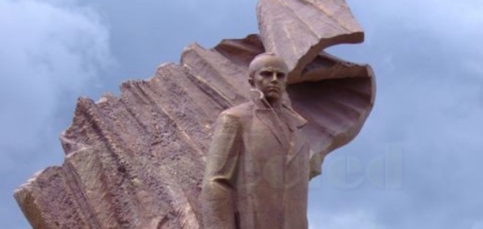 В Тернополе облили зеленкой памятник Бандере