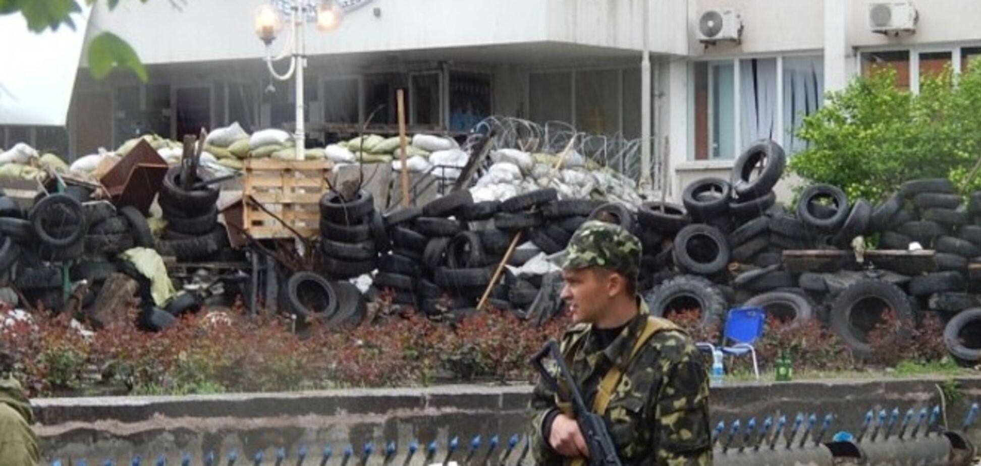 С баррикад у горсовета Мариуполя убирают колючую проволоку, здание оцеплено военными