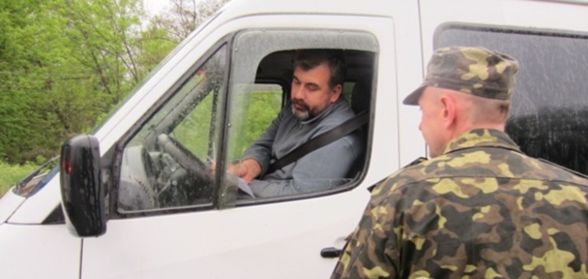 Мирные жители Славянска раздают листовки с призывом к единению