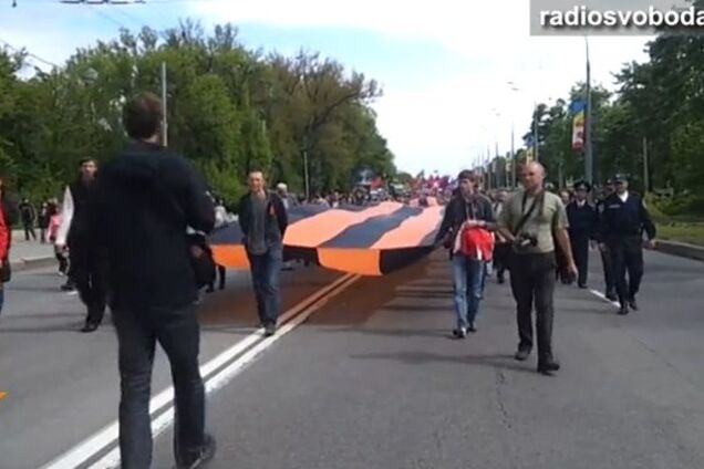 Сепаратисты 'отличились' в Харькове: развернули 100-метровый 'георгиевский' флаг