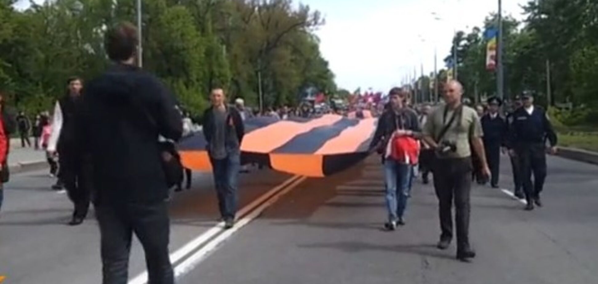 Сепаратисти 'відзначилися' у Харкові: розгорнули 100-метровий 'георгіївський' прапор