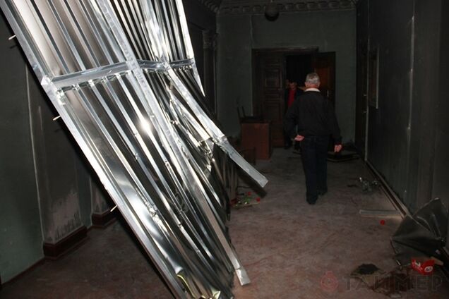 В одесском Доме профсоюзов люди выломали милицейские заграждения