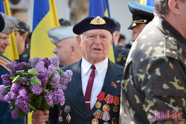 В Николаеве День Победы начался с задержаний: 'митингующие' принесли с собой ломик и кухонный топорик