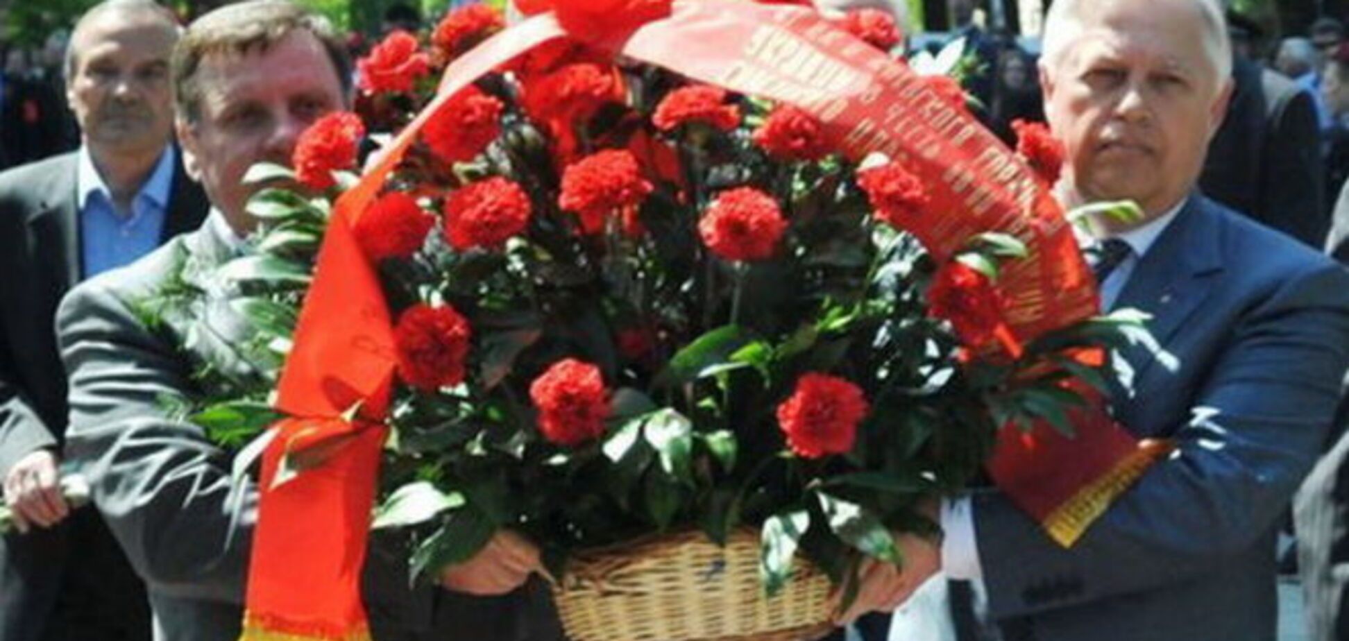 Симоненко поклав квіти біля меморіалу 'Вічного вогню' в Києві