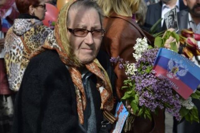 В Луганске День Победы встречали с флагами 'Луганской народной республики'