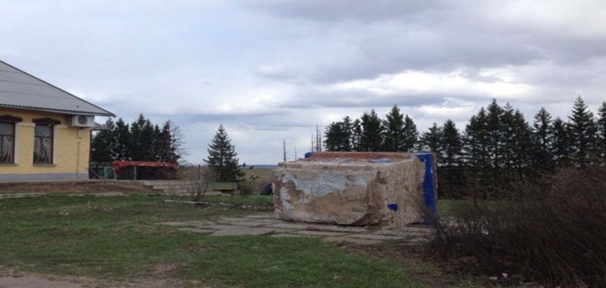 У Росії пам'ятник Радянському солдату-визволителю викинули на звалище