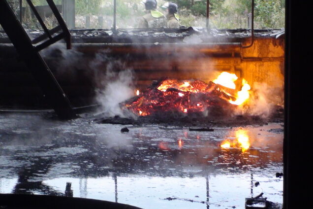 В Славянске после артобстрела вспыхнул цех завода