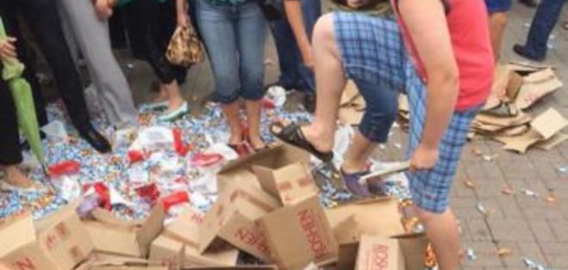 'Защищая детей от Порошенко', в Донецке на митинге пособники террористов топтали конфеты