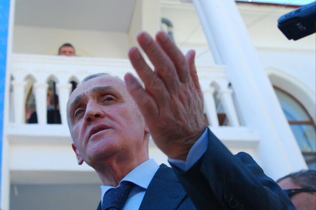Президент Абхазії подав у відставку