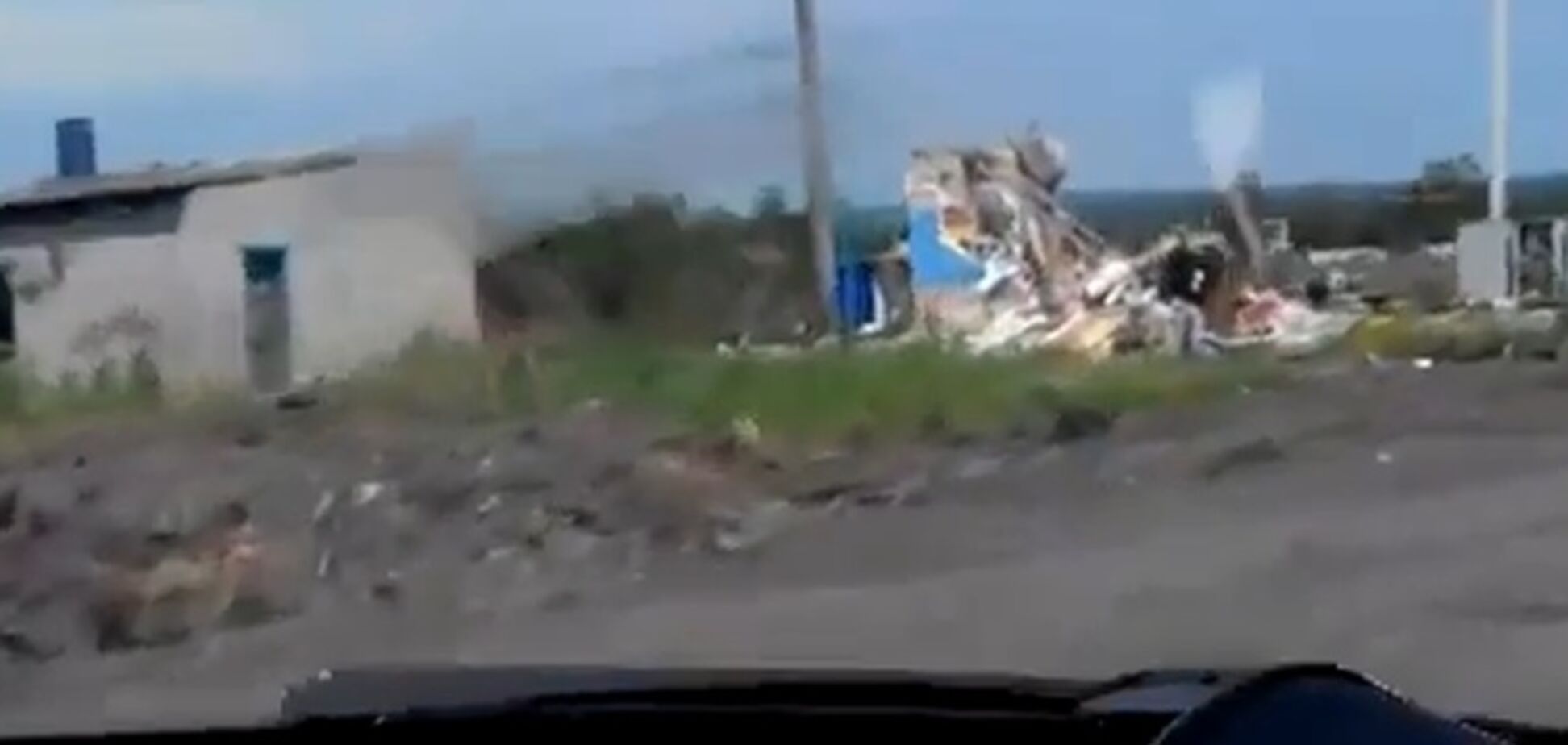 Поселок под Славянском после боев: разрушенные дома и сгоревшие дотла авто