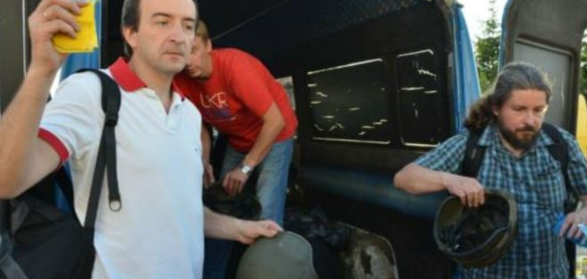 Жители Львовщины перенесли для украинских военных через польскую границу почти 700 шлемов