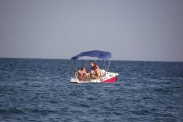 За малочисленными туристами в Крыму некому наблюдать - их уносит в море