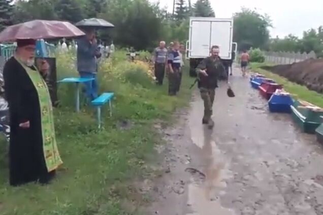 В Славянске террористов хоронят прямо на улице под забором