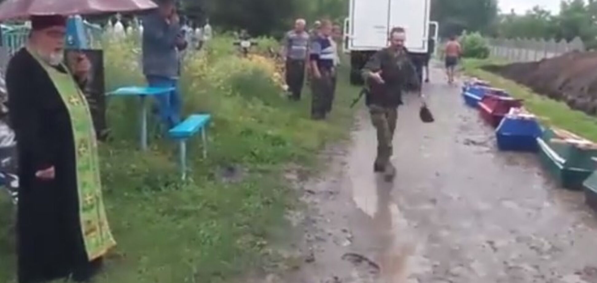В Славянске террористов хоронят прямо на улице под забором