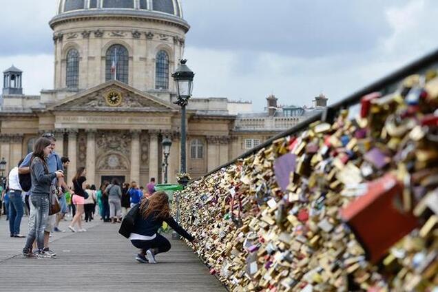 В Париже ограждение на мосту не выдержало 'груза любви'