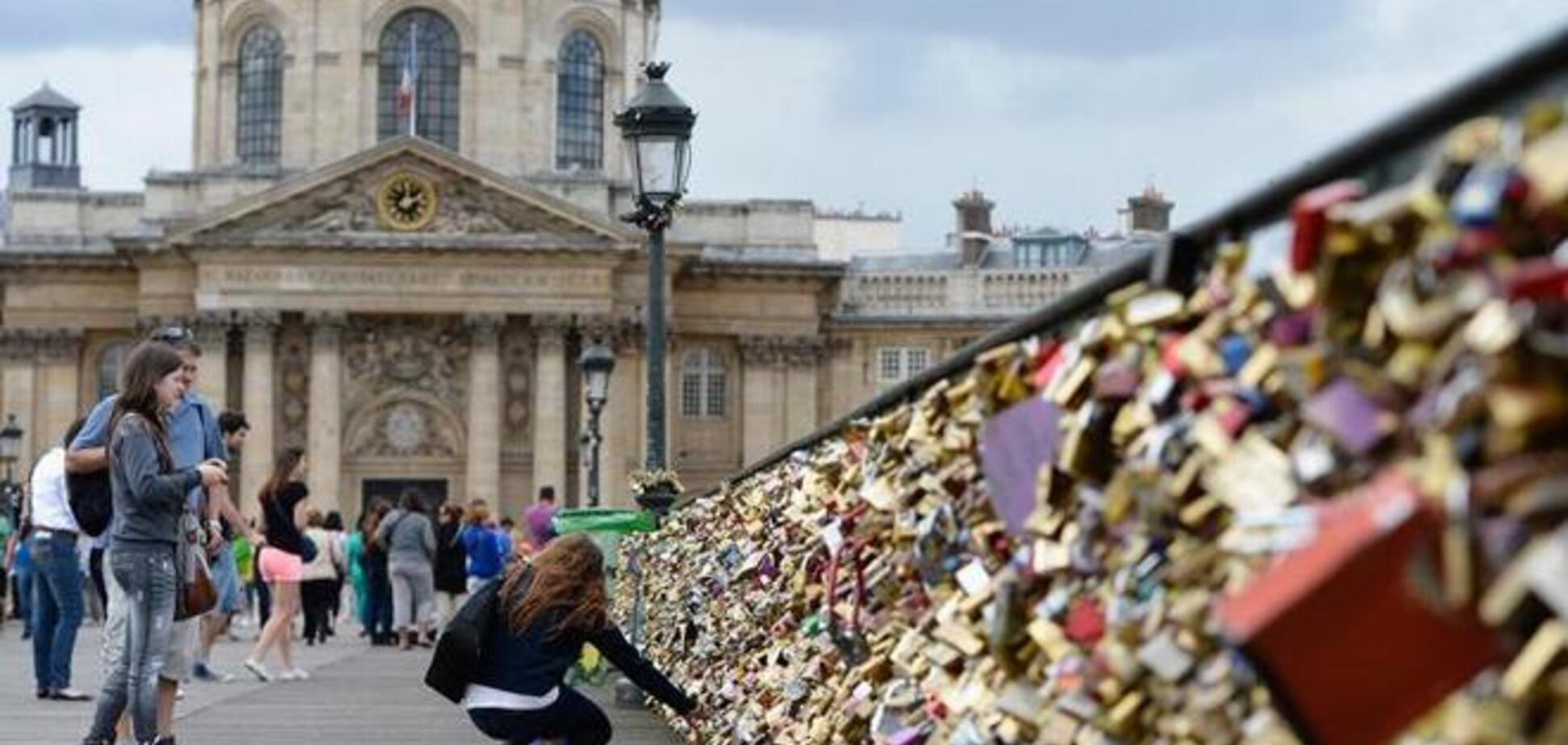 В Париже ограждение на мосту не выдержало 'груза любви'