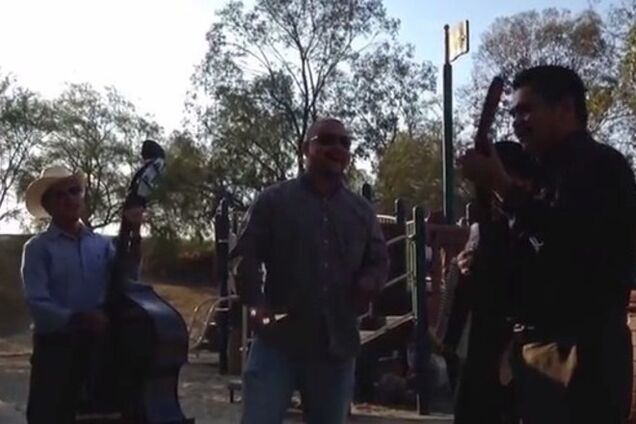 Мексиканский ансамбль спел хит 'Путин - х**ло'. Видеофакт