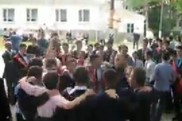 В сети появилось видео, как крымские выпускники танцевали под кричалку 'Хто не скаче – той москаль'