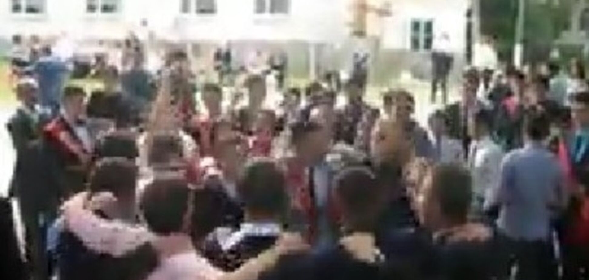 У мережі з'явилося відео, як кримські випускники танцювали під кричалку 'Хто НЕ скаче - тієї москаль'