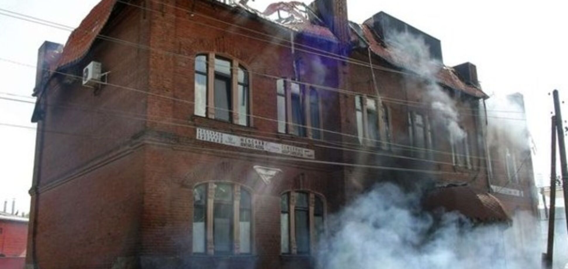 У Слов'янську через артобстрілів горять будинки і закриваються лікарні. Фотофакт