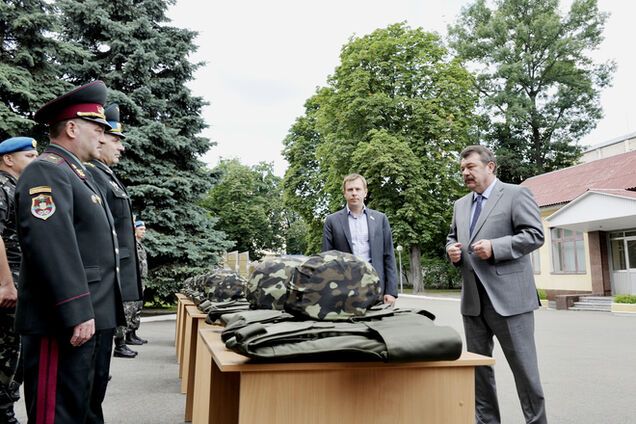 Нардепы обеспечили бронежилетами десантную роту Сухопутных войск Украины