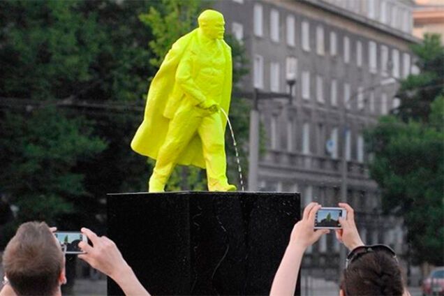 Памятник писающему Ленину в Польше