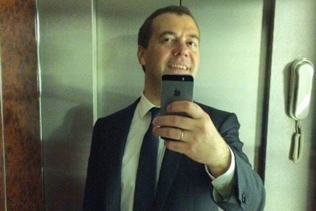 Медведев опубликовал 'селфи' в лифте