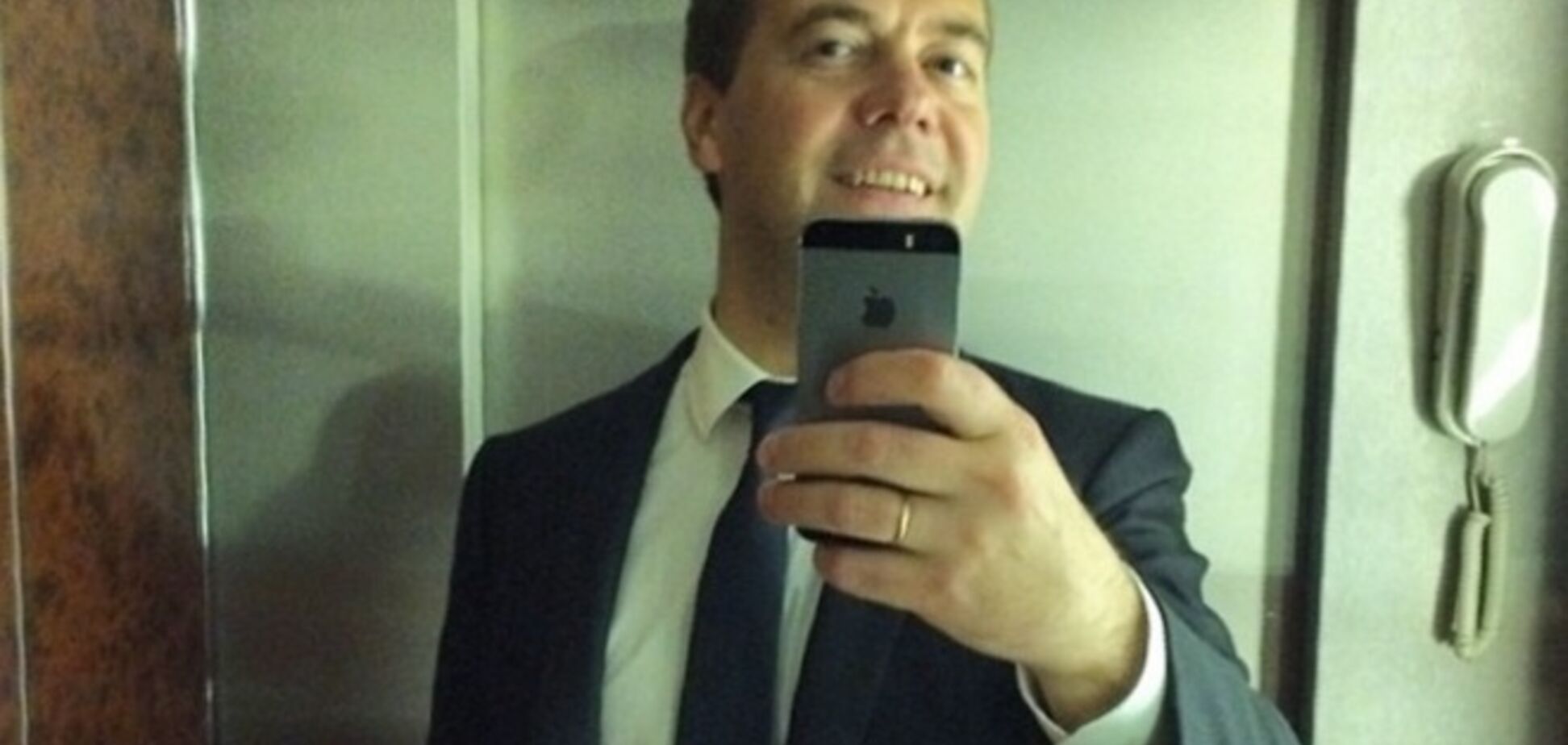 Медведев опубликовал 'селфи' в лифте