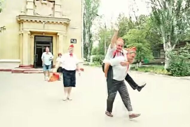 Набирає популярності батьківський відеосюрпріз для випускників із Запоріжжя