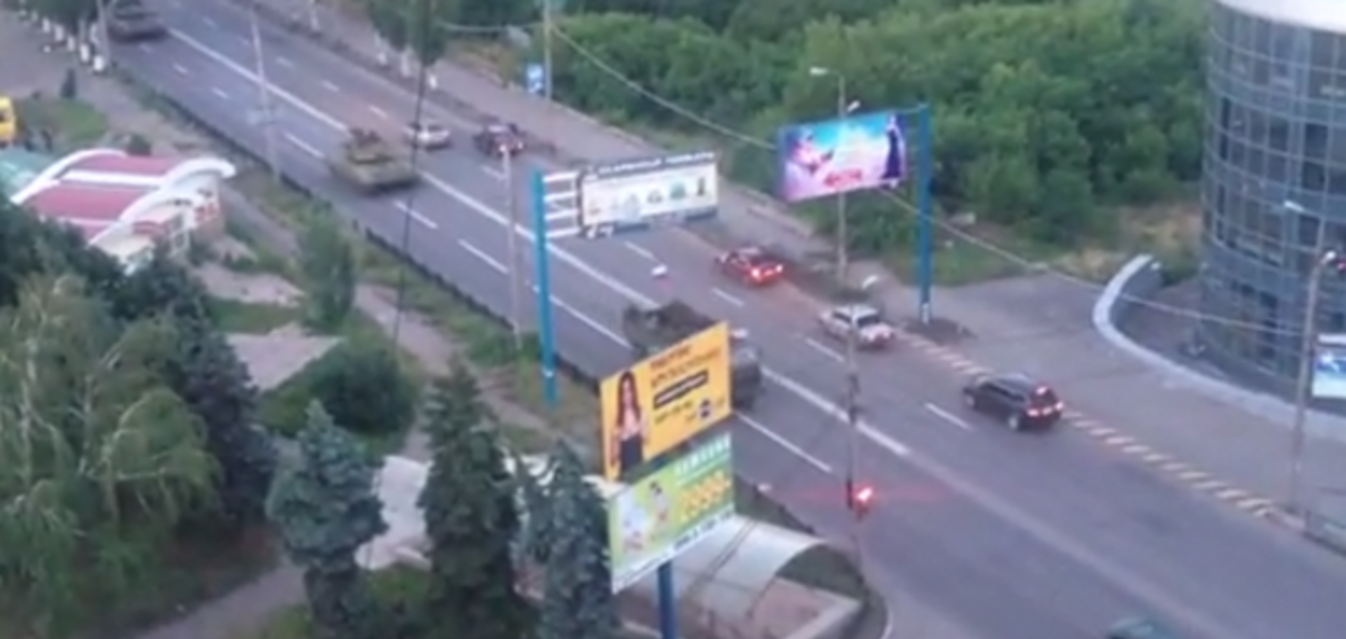 Танки и колонна с оружием движутся через Макеевку. Видеофакт