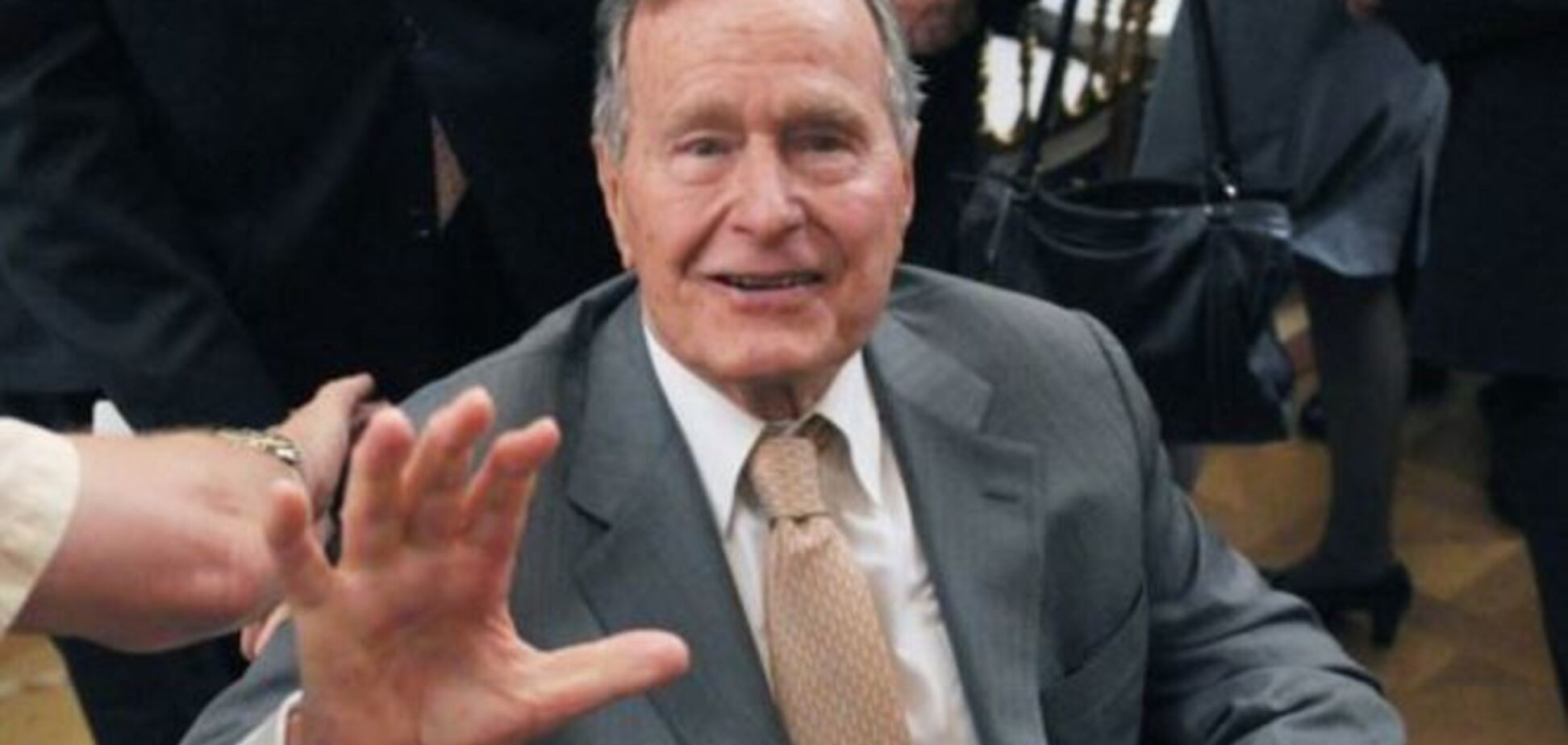 Буш-старший на свое 90-летие прыгнул с парашютом