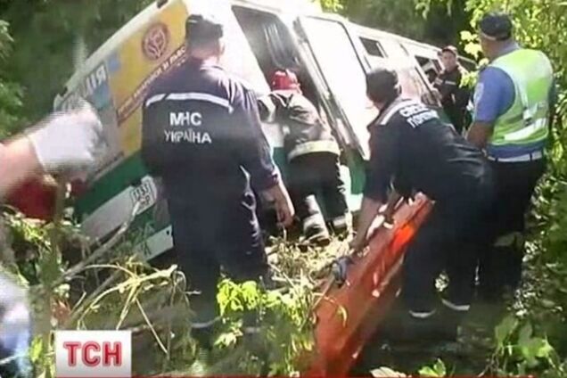 В Хмельницком автобус упал в реку: один пассажир погиб, 30 пострадали