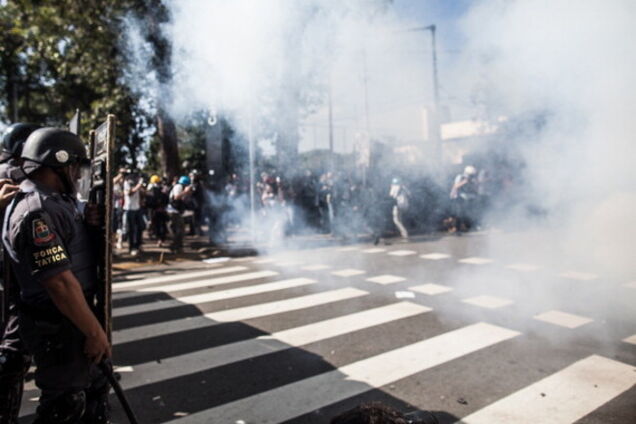 Полиция газом и гранатами прокладывала путь для сборной Бразилии