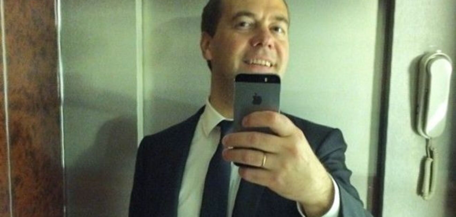 Сеть заполонили фотожабы на селфи Медведева в Instagram