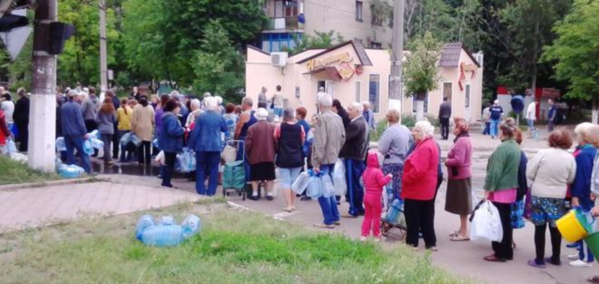В Славянске жители выстраиваются в огромные очереди за питьевой водой