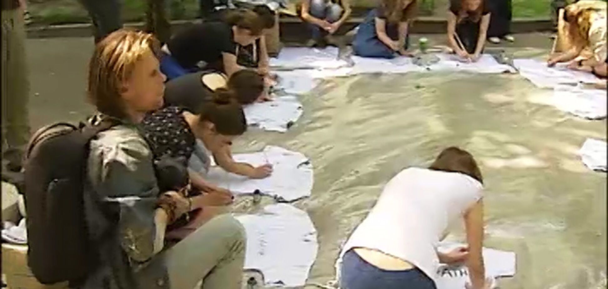 Київські активісти розмалювали футболки для бійців Нацгвардії