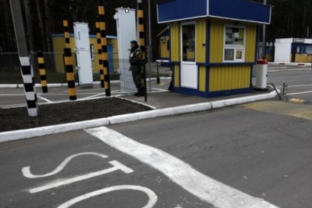 В Киеве активисты штурмуют здание Госпогранслужбы с требованием отставки Литвина